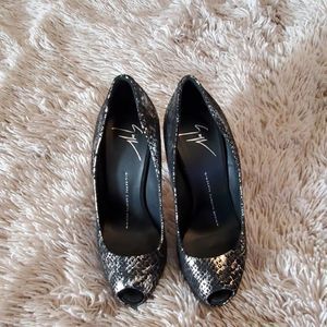 Simply stunning peep toe Giuseppe zanotti heels